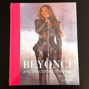 🆕️ Beyoncé and the Clothes She Wears Book
